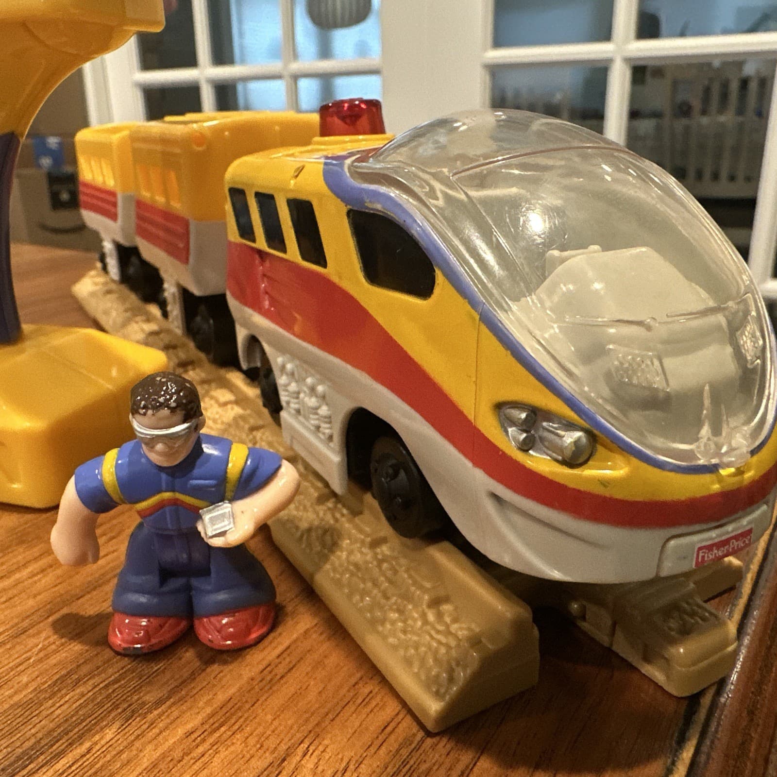 Fisher-Price GeoTrax Grand Central Station Aero Yellow Train & Eric USA Seller