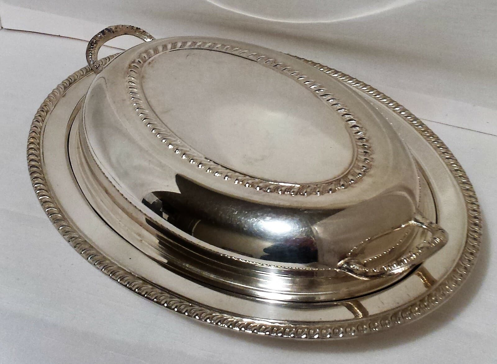 SHERIDAN SILVERPLATE OVAL COVERED CASSEROLE W/ HANDLED LID 6
