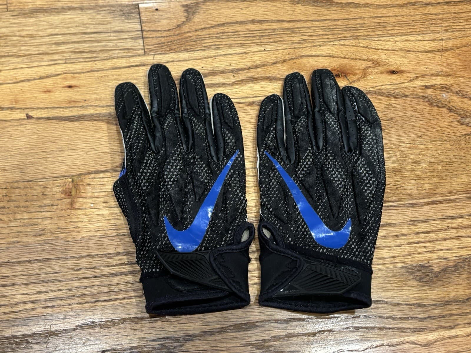 Game Used Nike Duke Blue Devils Football Gloves Size XL 2