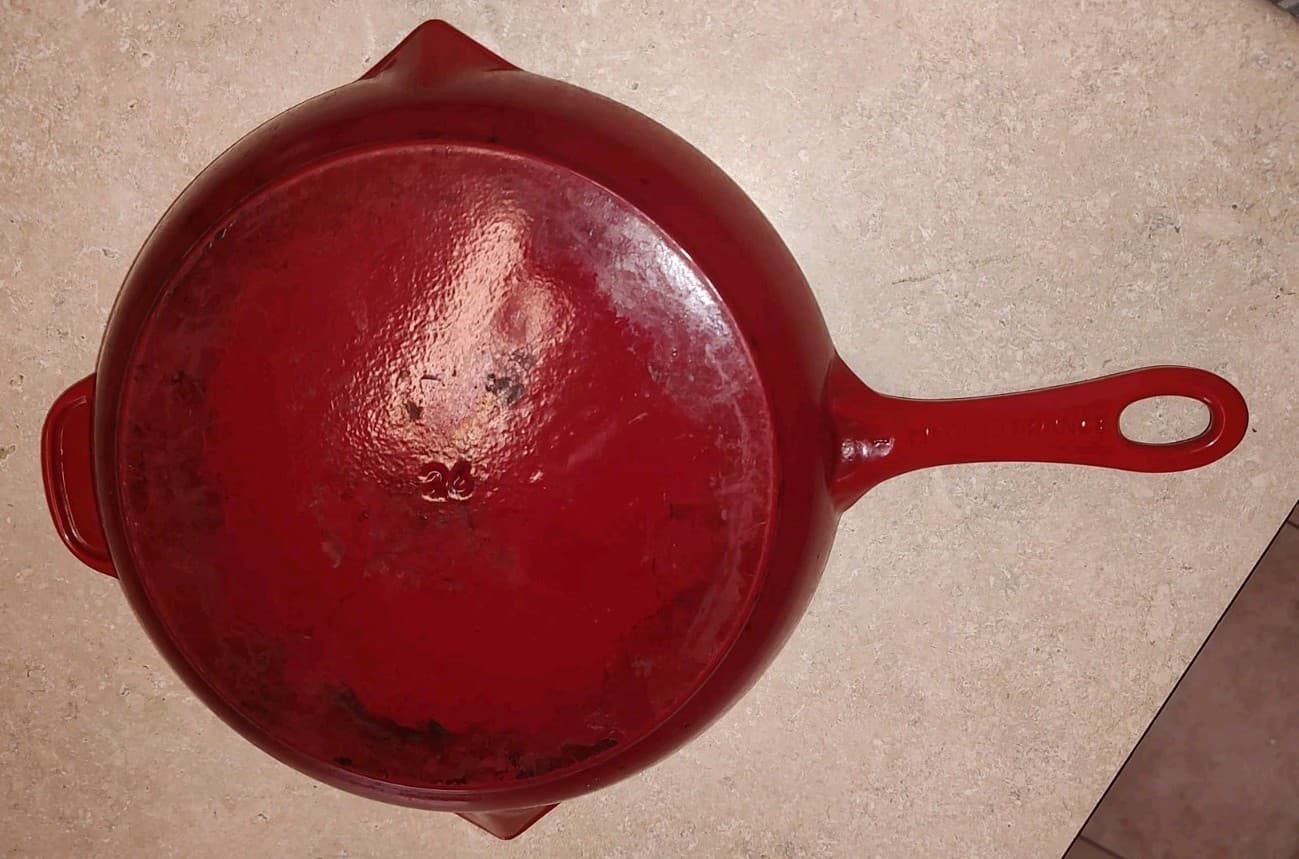 Staub VINTAGE  Cast Iron Enamel Frying Pan, W/ Pour Spout. Made In France Used 4