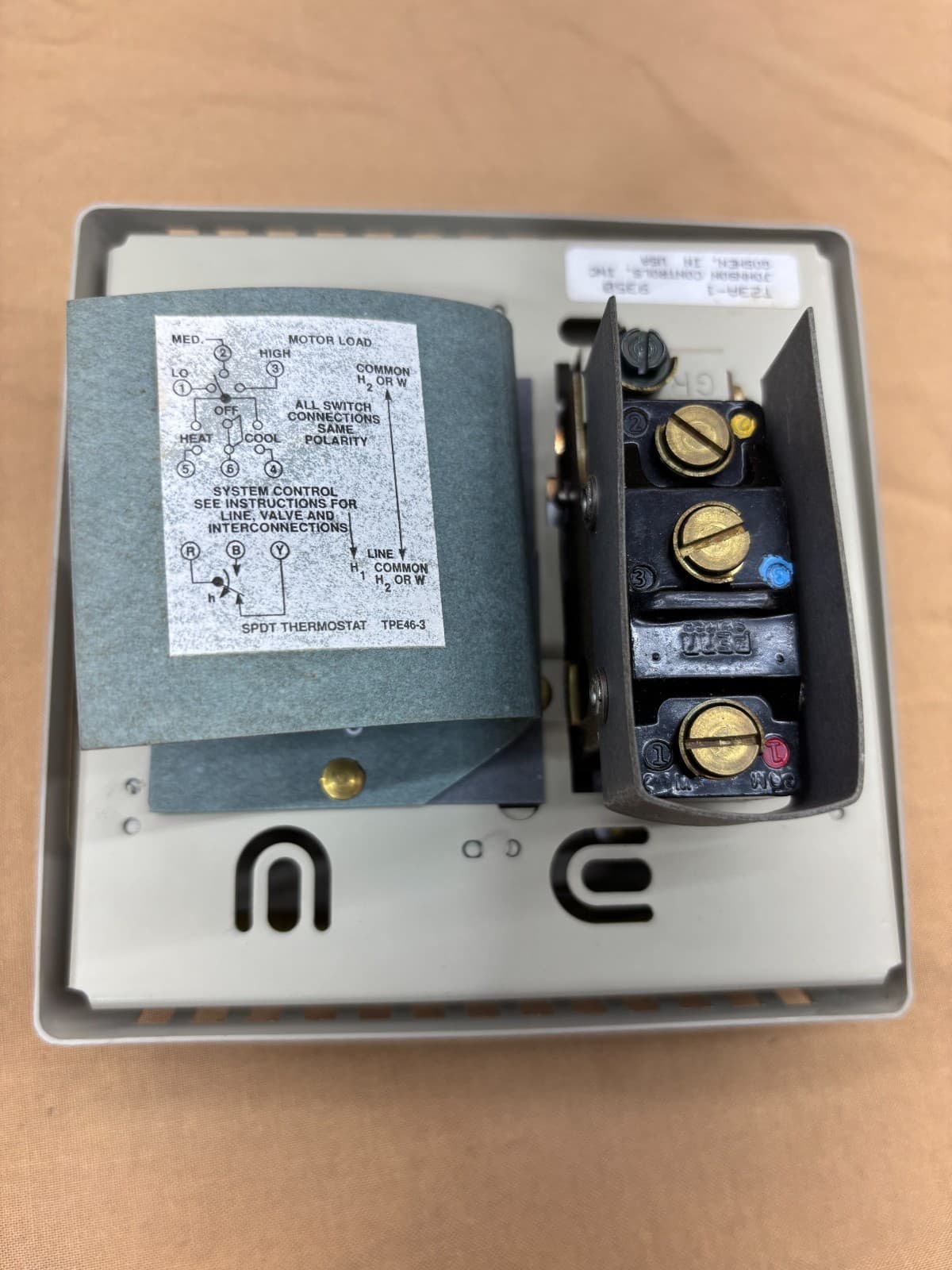 Johnson Controls T23A-1C Fan Coil Thermostat 50 To 90F Heat Cool System Switch 2