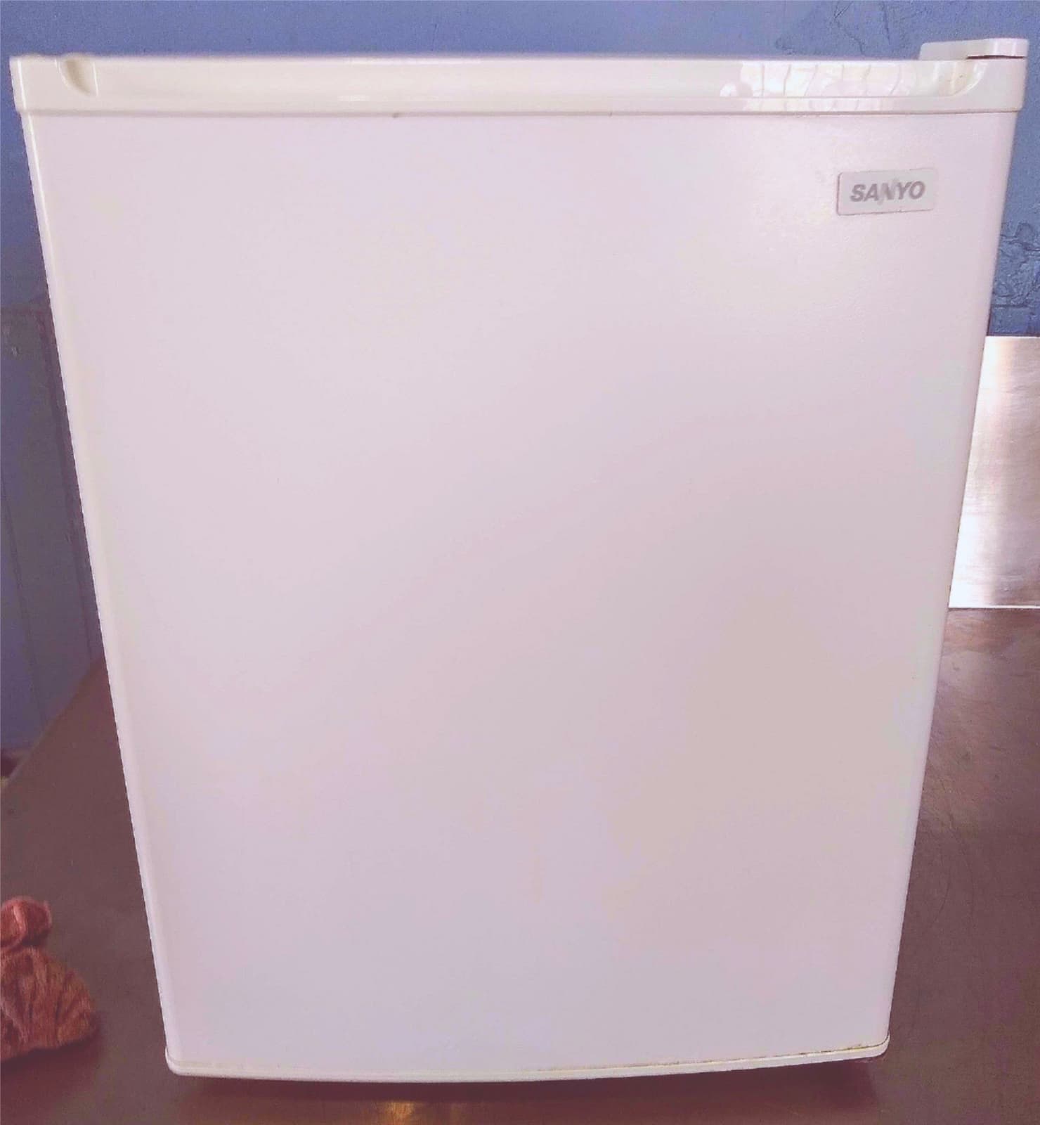 BRAND NEW SANYO SR-256W UNDERCOUNTER FRIDGE INSIDE ORIGINAL BOX FREE SHIPPING 2