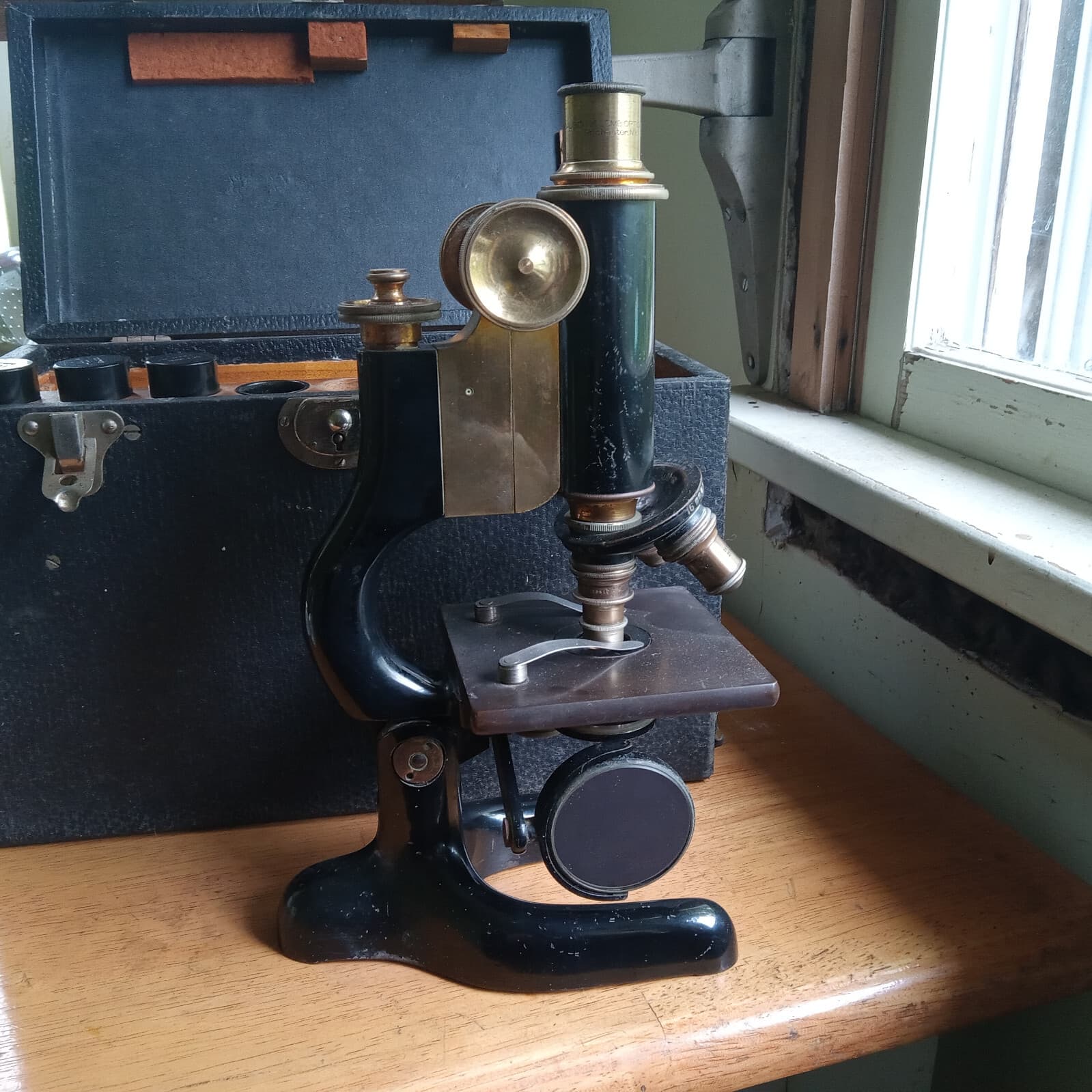 ANTIQUE 1912 IRON & BRASS BAUSCH & LOMB MICROSCOPE IN ORIGINAL WOOD CASE NICE! 3