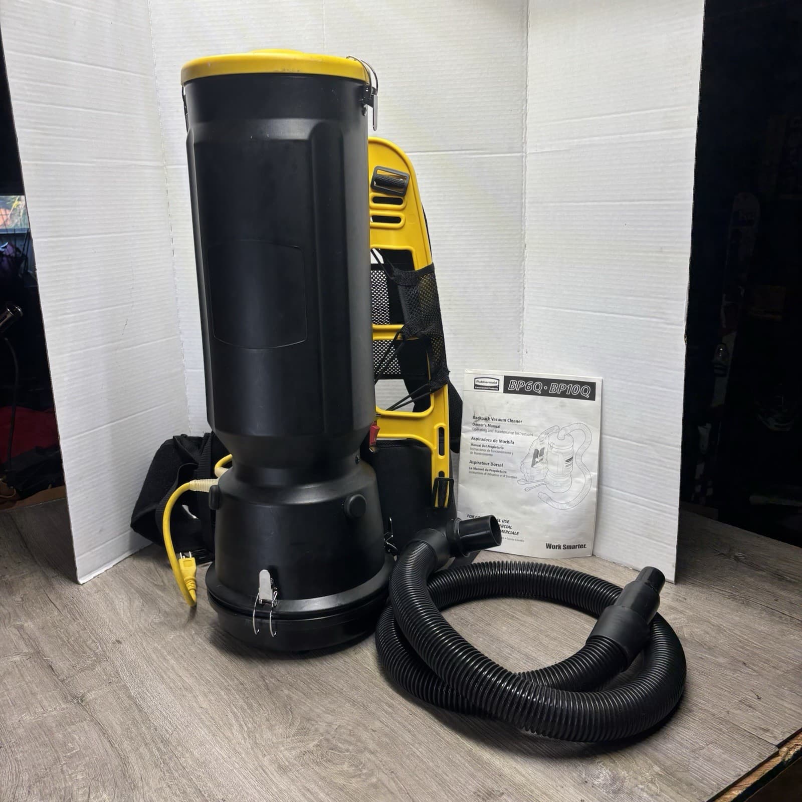 Rubbermaid BP10Q Commercial Backpack Vacuum With Attachments Tested And Working