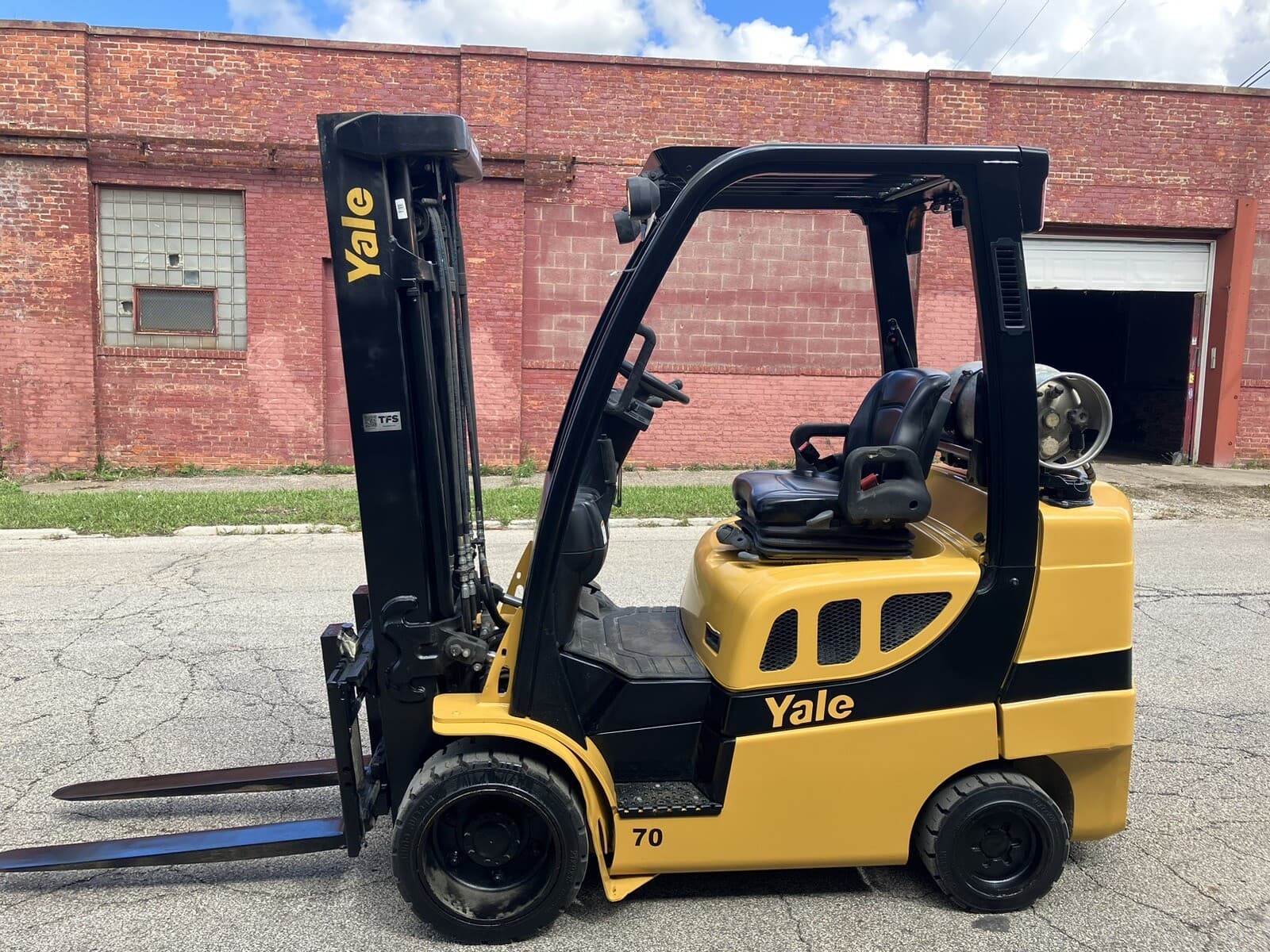 2016 Yale 7000 Forklift With Side Shift and Triple Mast