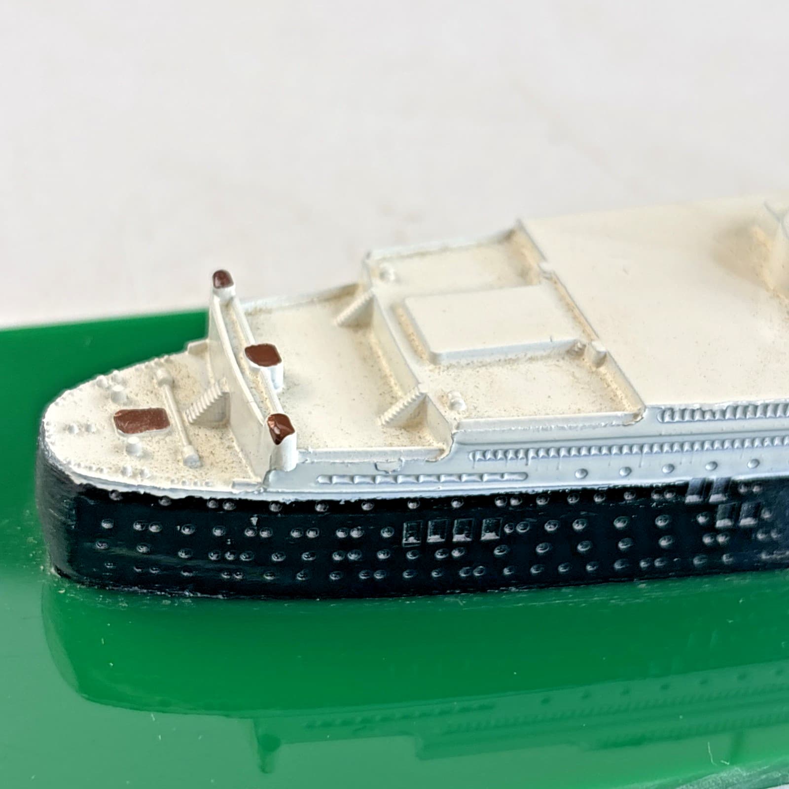 Vintage Official QUEEN MARY Souvenir Metal Die-Cast Scale Model 1968 England 4