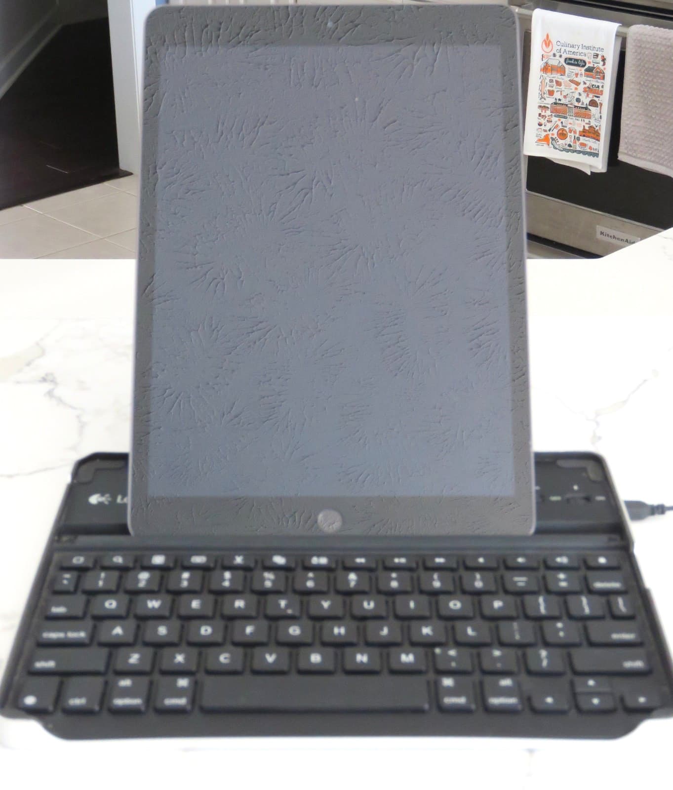 Apple iPad 7th generation 128gb Wi-Fi, 10.2 in Space Gray + Case/Keyboard Bundle 3