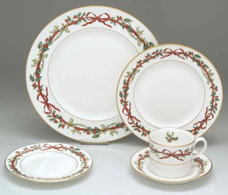Royal Worcester Holly Ribbons 5 Piece Place Setting 6040847