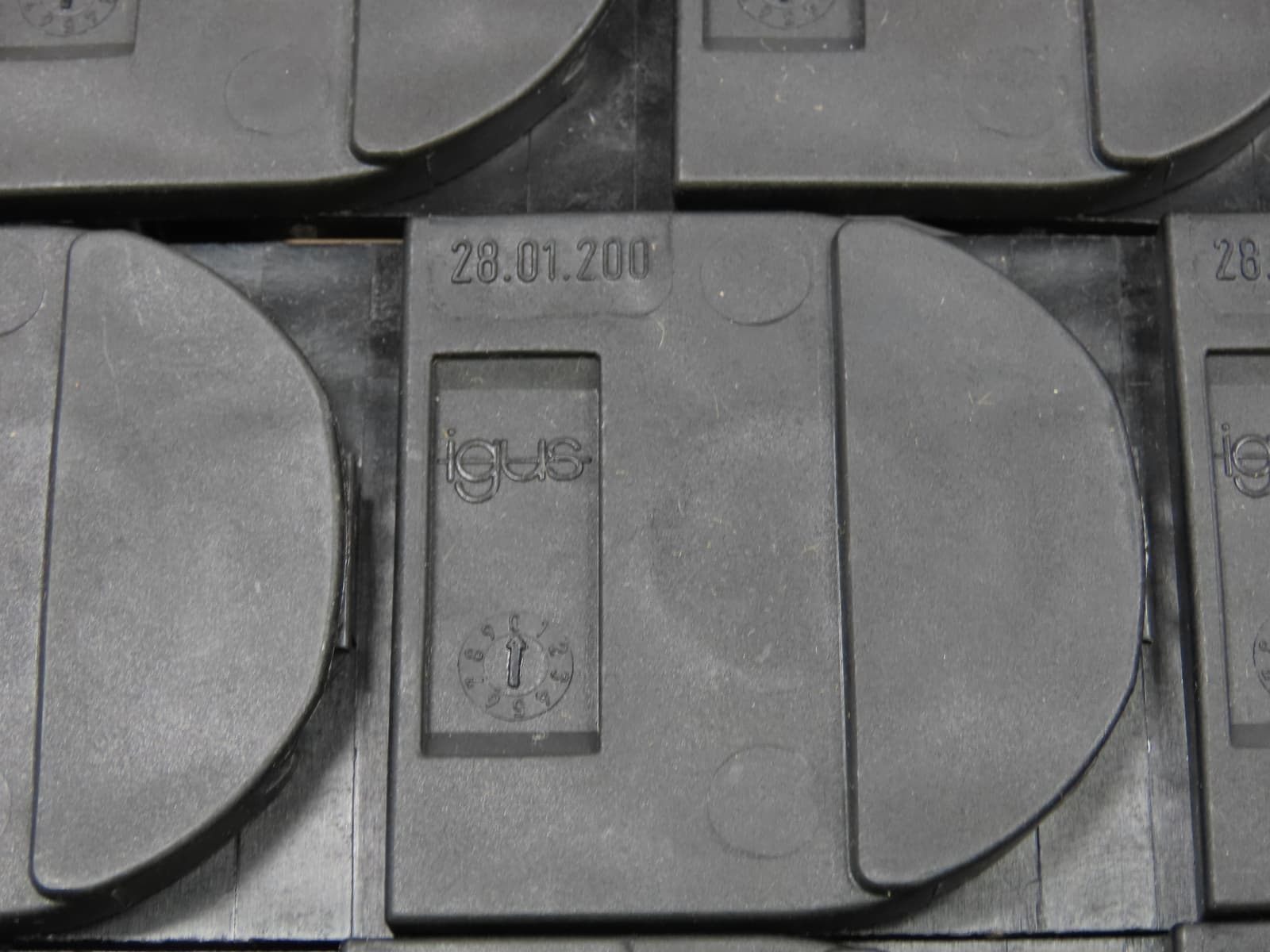 Igus Series 28 Energy Chain Cable Carrier 250mm x 32mm 24' Length 2