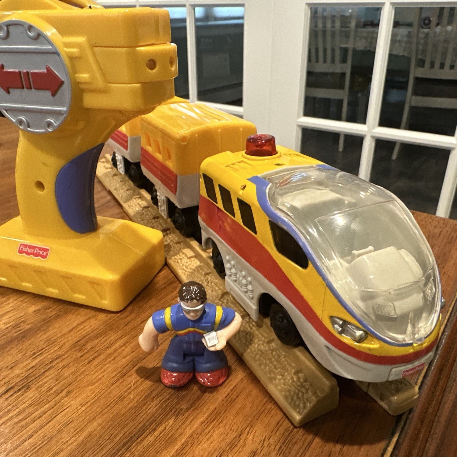 Fisher-Price GeoTrax Grand Central Station Aero Yellow Train & Eric USA Seller 2