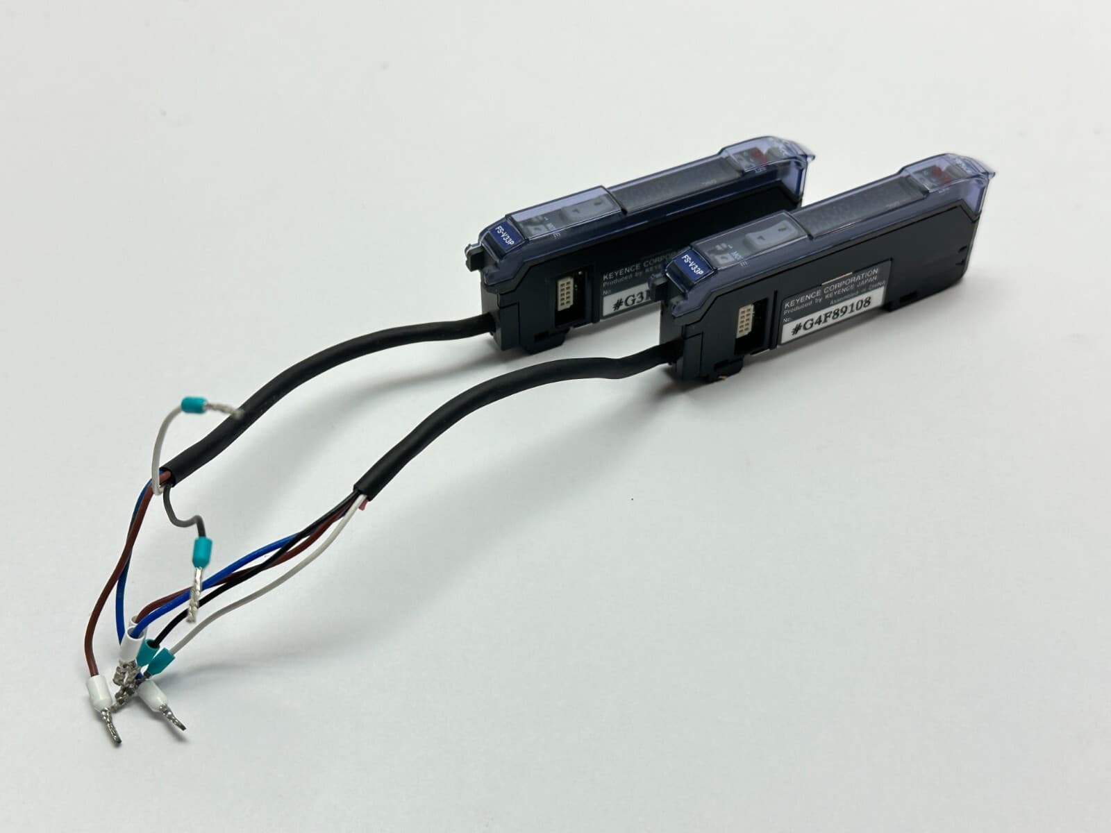 Keyence FS-V33P Fiber Sensor Amplifier Main Unit PNP LOT OF 2 2