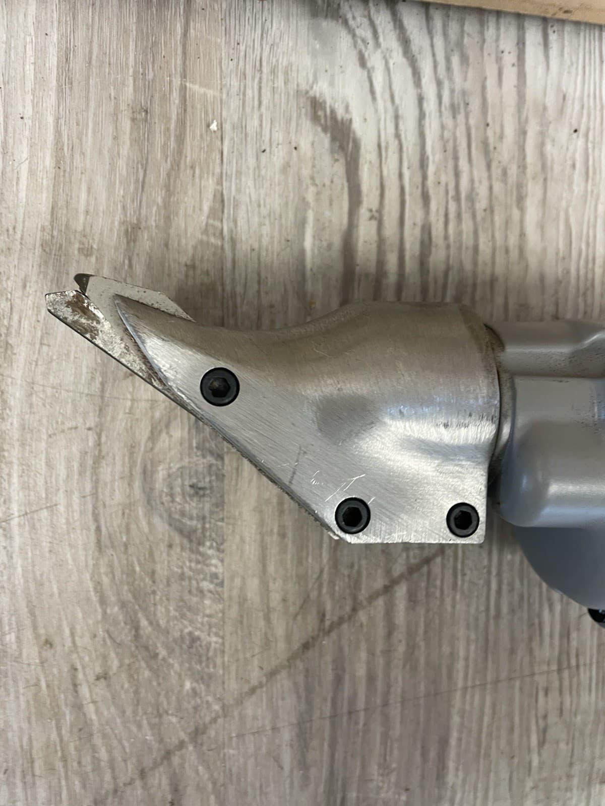 Milwaukee 6852-20 Electric 18 Gauge Shear - Corded 2