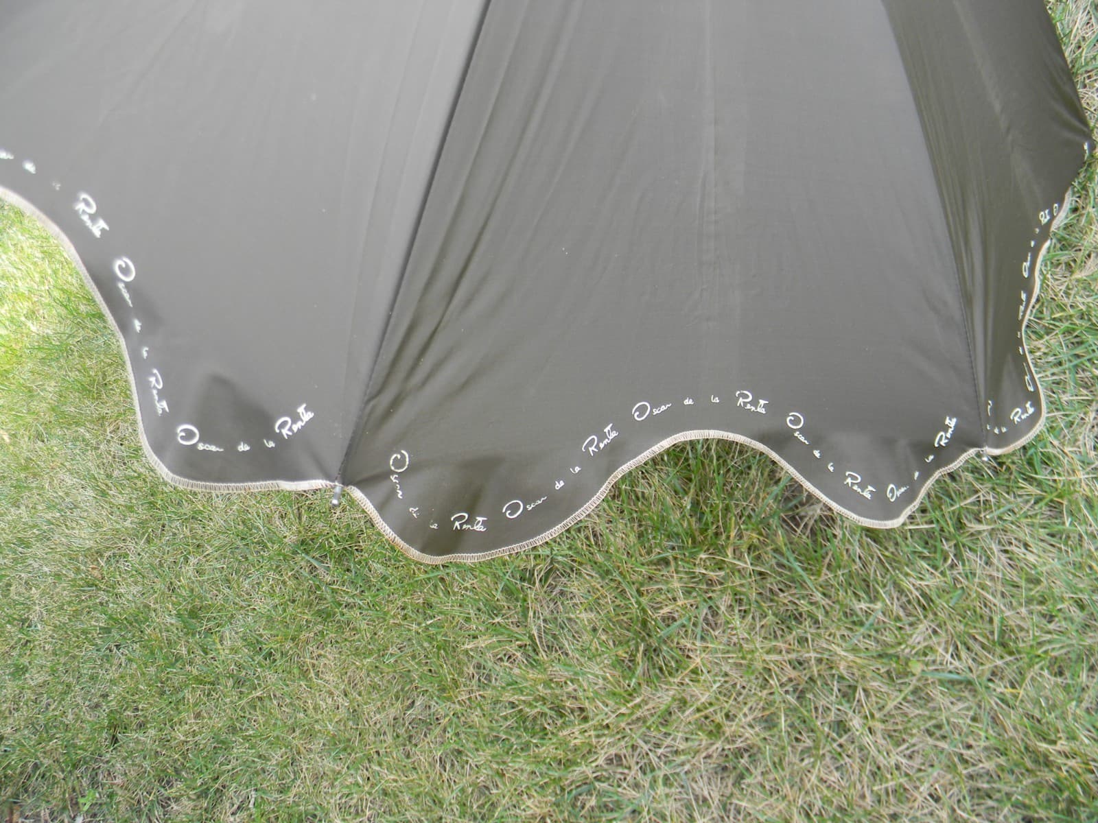 Oscar de la Renta Brown 32" Long Parasol 40" Wide Opened 5