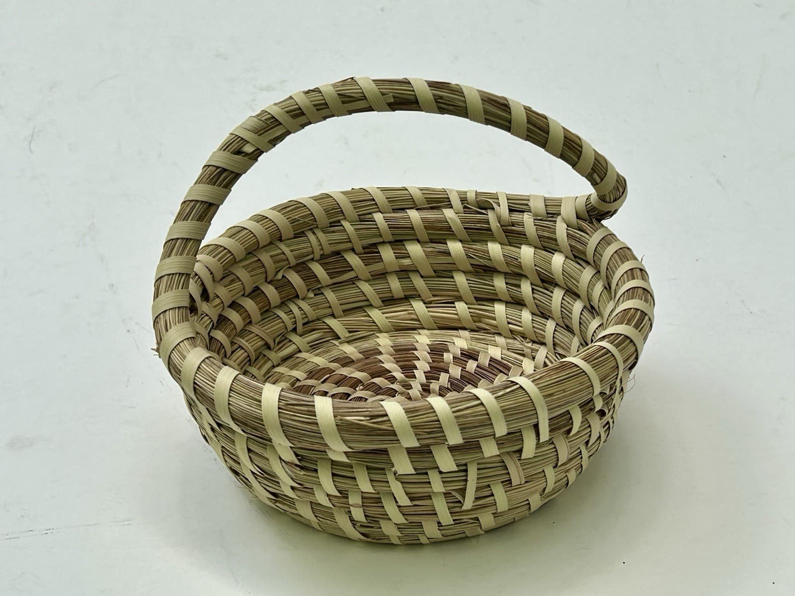 Charleston Gullah Sweetgrass Handmade Round Small Basket  w/ Handle 4" H 6" D 3