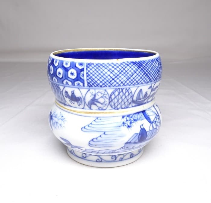 B0674: Japanese fine blue-and-white porcelain incense burner of popular SHONZUI 4