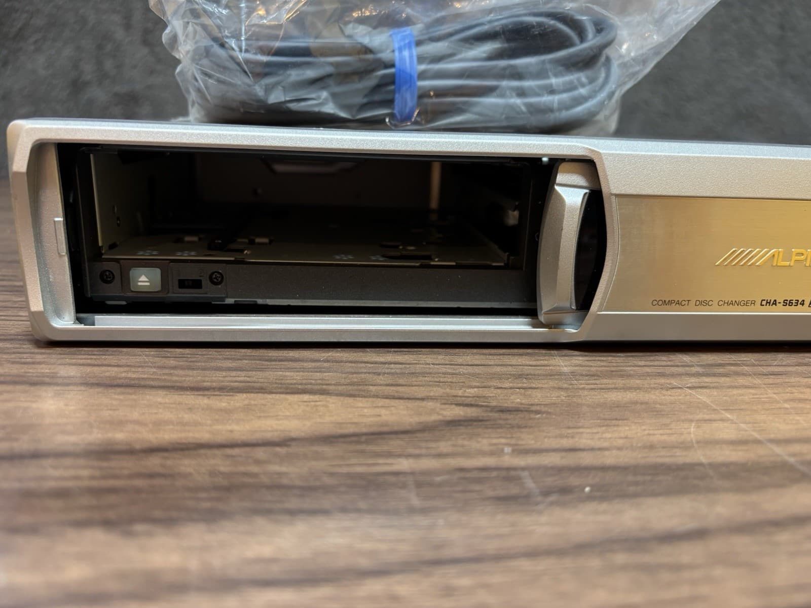 OLD SCHOOL ALPINE CHA-S634 6 Disc CD Changer 2