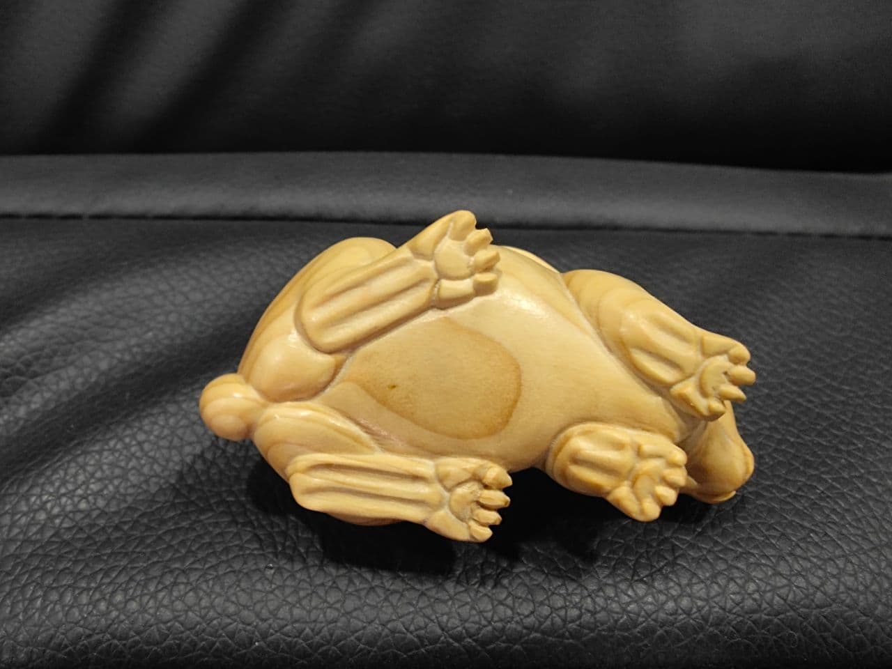 2 " Hand Carved Boxwood Netsuke : Pretty Rabbit 4