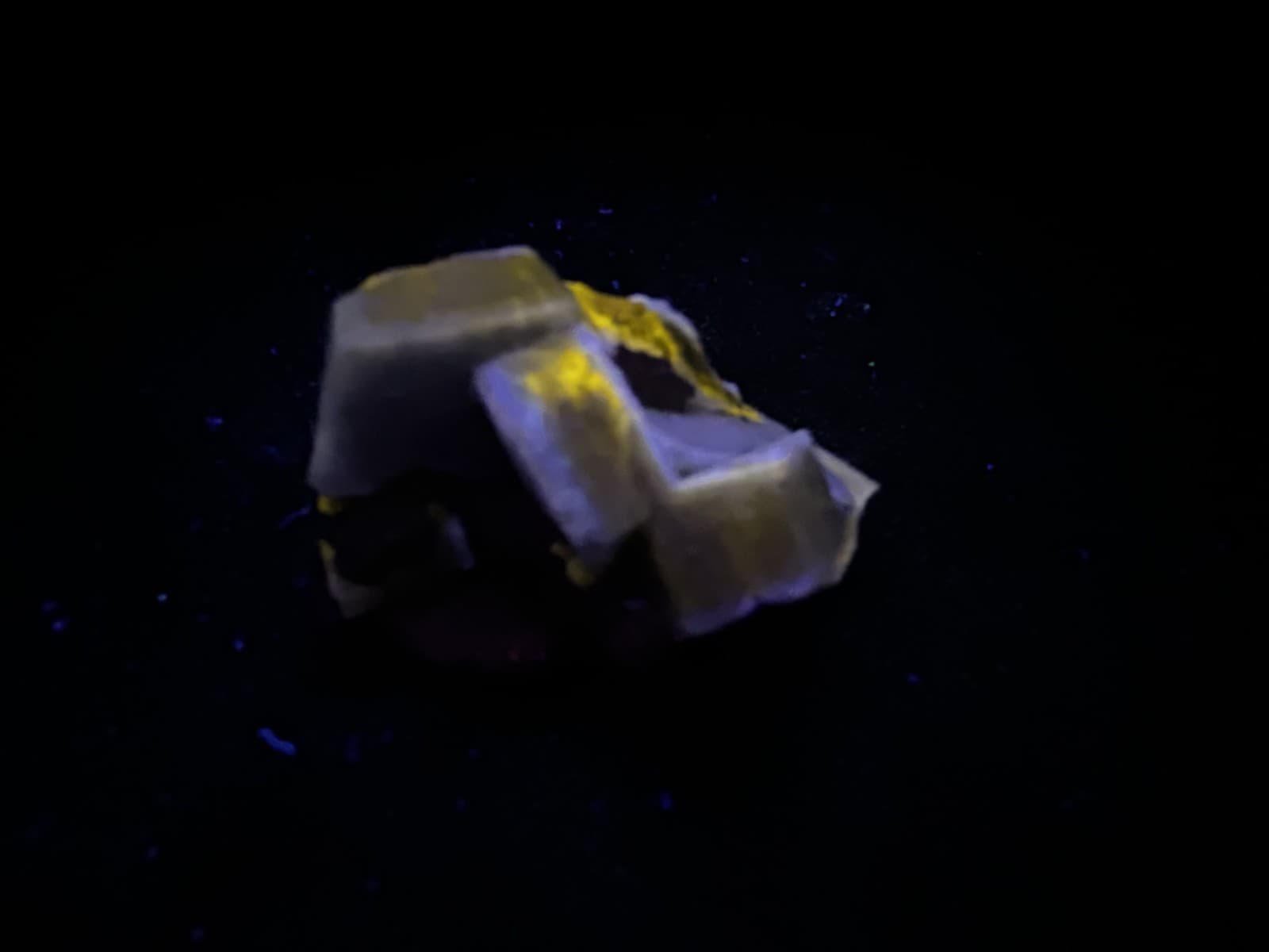 KB: BRIGHT!! SW & LW FL. VIOLET & YELLOW/ORAANGE FLUORAPATITE XLS. FROM PORTUGAL 4