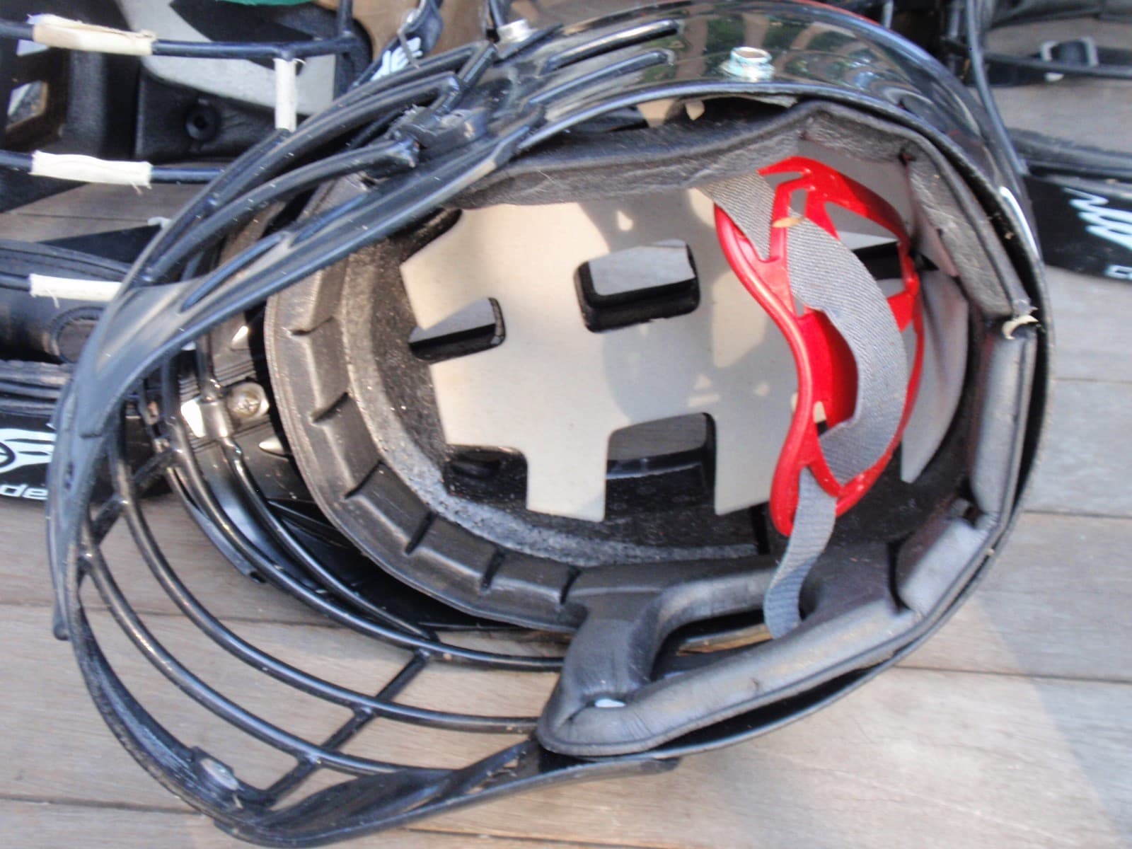 LOT OF 4 LACROSSE HELMETS CASCADE 3 MEDIUM SIZE 9 - 1 SIZE  LARGE CLH2 4