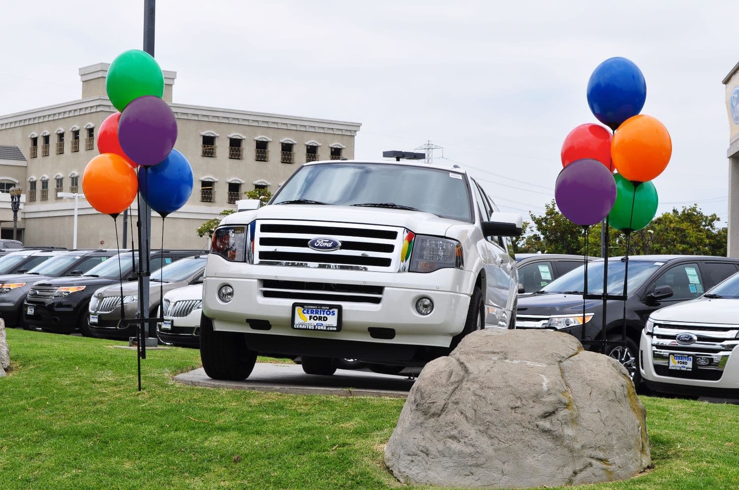 Balloon Cluster Kit | Helium Free, Reusable, Includes 5 Balloons, Poles, Spike  2