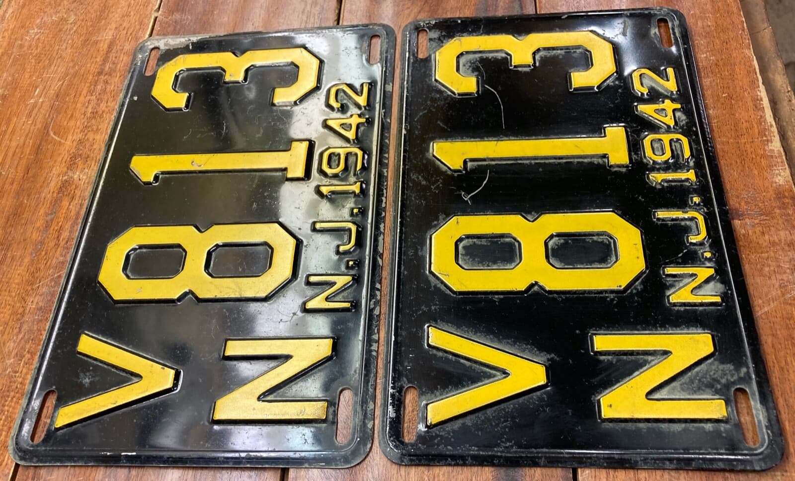 V. NICE 1942 1943 MORRIS COUNTY, NEW JERSEY LICENSE PLATES, ORIGINAL PAINT VN813 3
