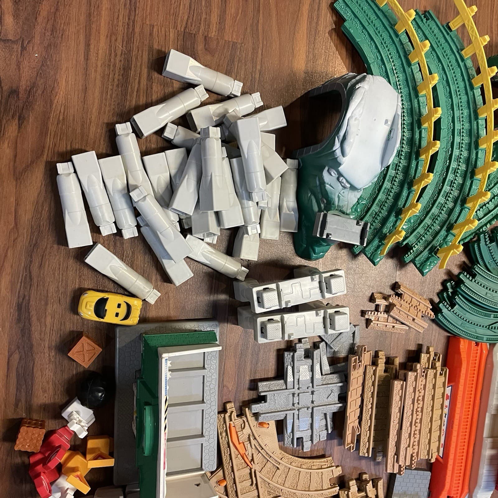 Fisher-Price GeoTrax Large Lot Train Set Cars Buildings Tracks Accessories 3