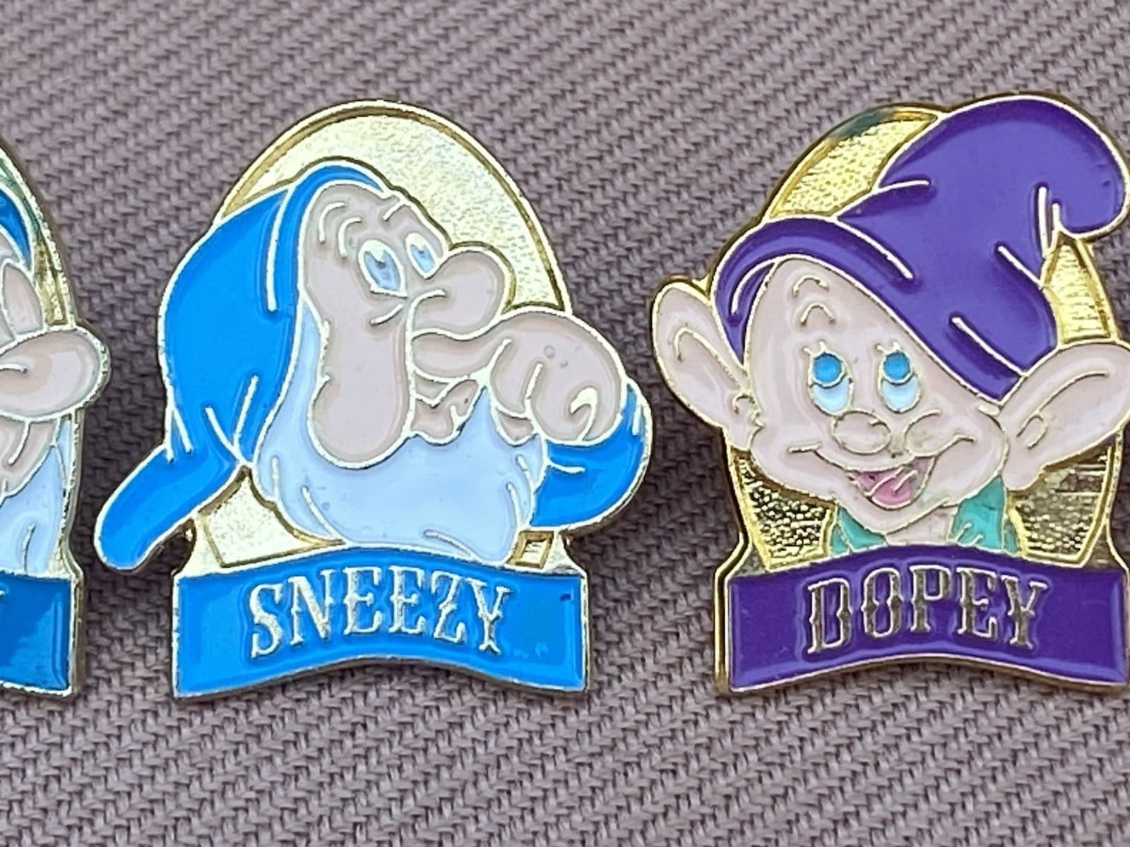 8 Disney Store Snow White & Dwarfs Promotion Pins Bashful Doc Dopey Happy Grumpy 6