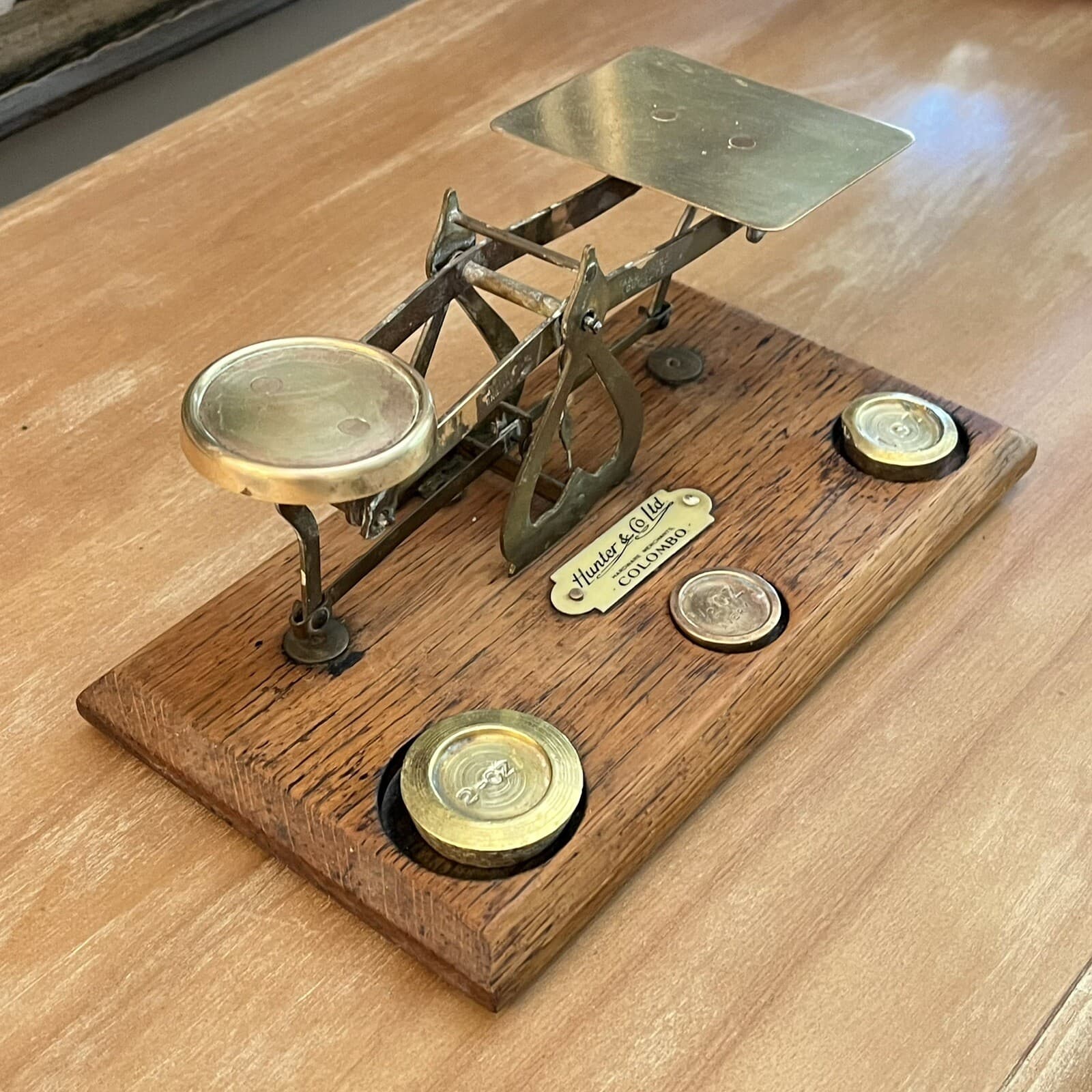 VINTAGE POSTAL BALANCE SCALES & BRASS WEIGHTS ON HONEY OAK BASE 6