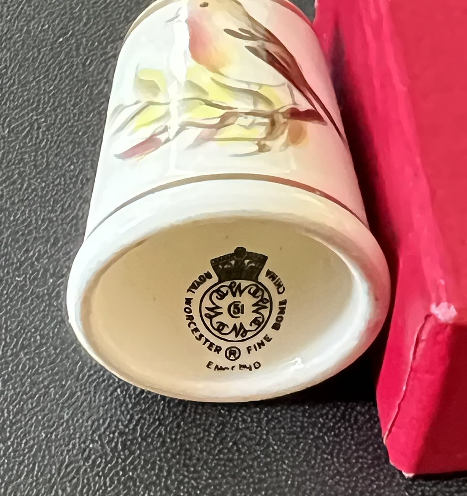 Thimble - Royal Worcester -  Bird - Robin(?) - Fine Bone China - P Dunkley 4