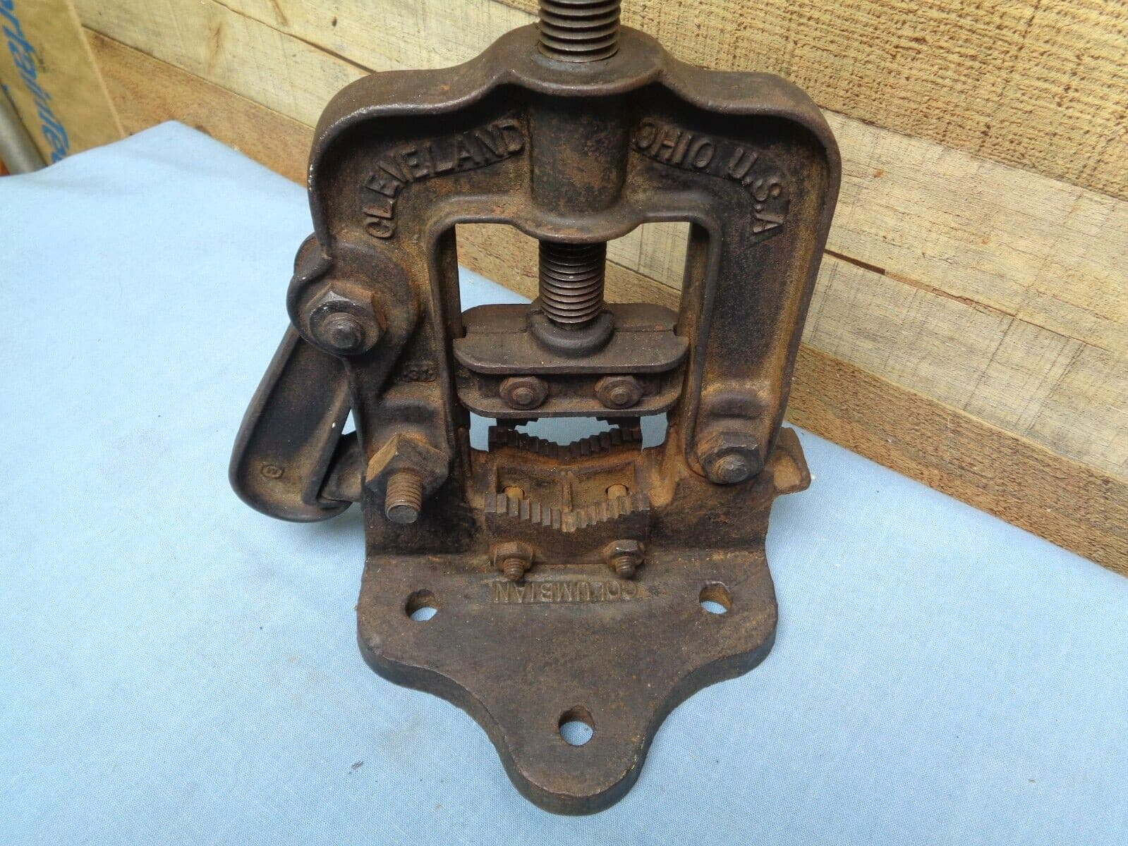 COLUMBIAN  No. 161X Bench Yoke Pipe Vise  Pipe Holding Clamp 3