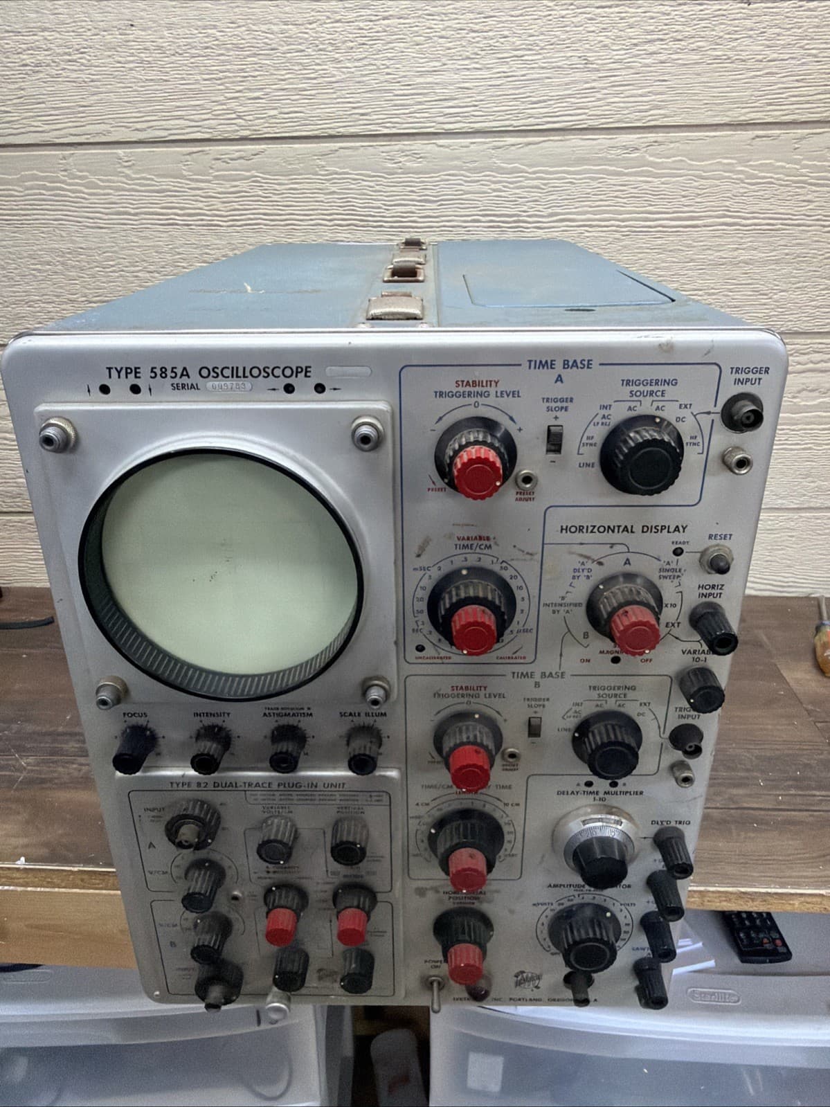 TEKTRONIX TYPE-585A OSCILLOSCOPE Works