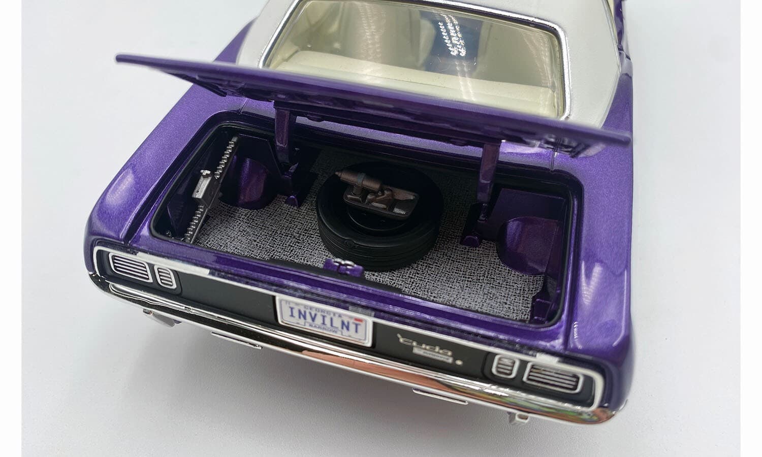 ACME A1806135VT 1:18 1971 PLYMOUTH CUDA (IN-VIOLET) VINYL TOP 6