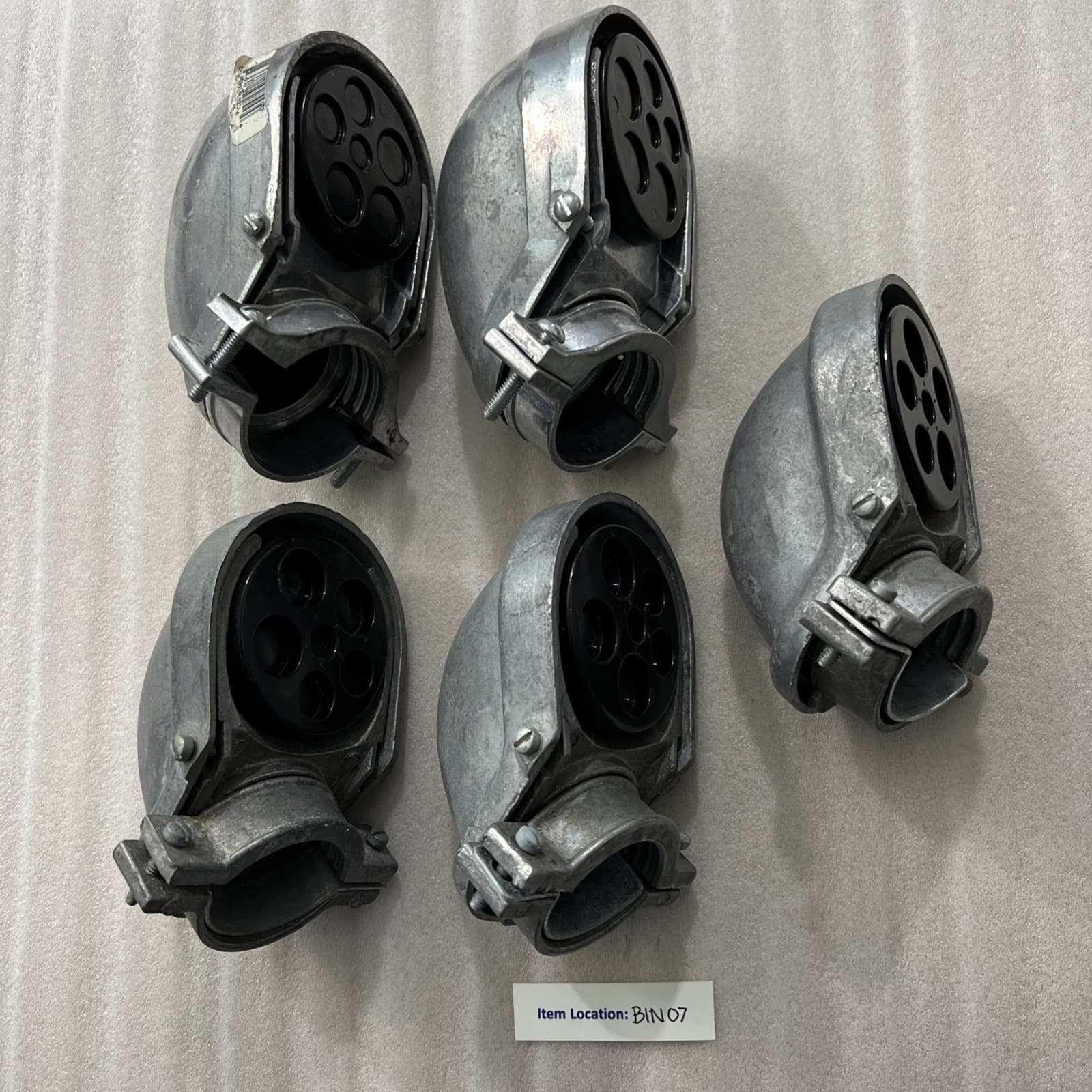 CLAMP ON STYLE SERVICE ENTRANCE CAP 1-1/2" RIGID CONDUIT ALUMINUM LOT OF 5 4