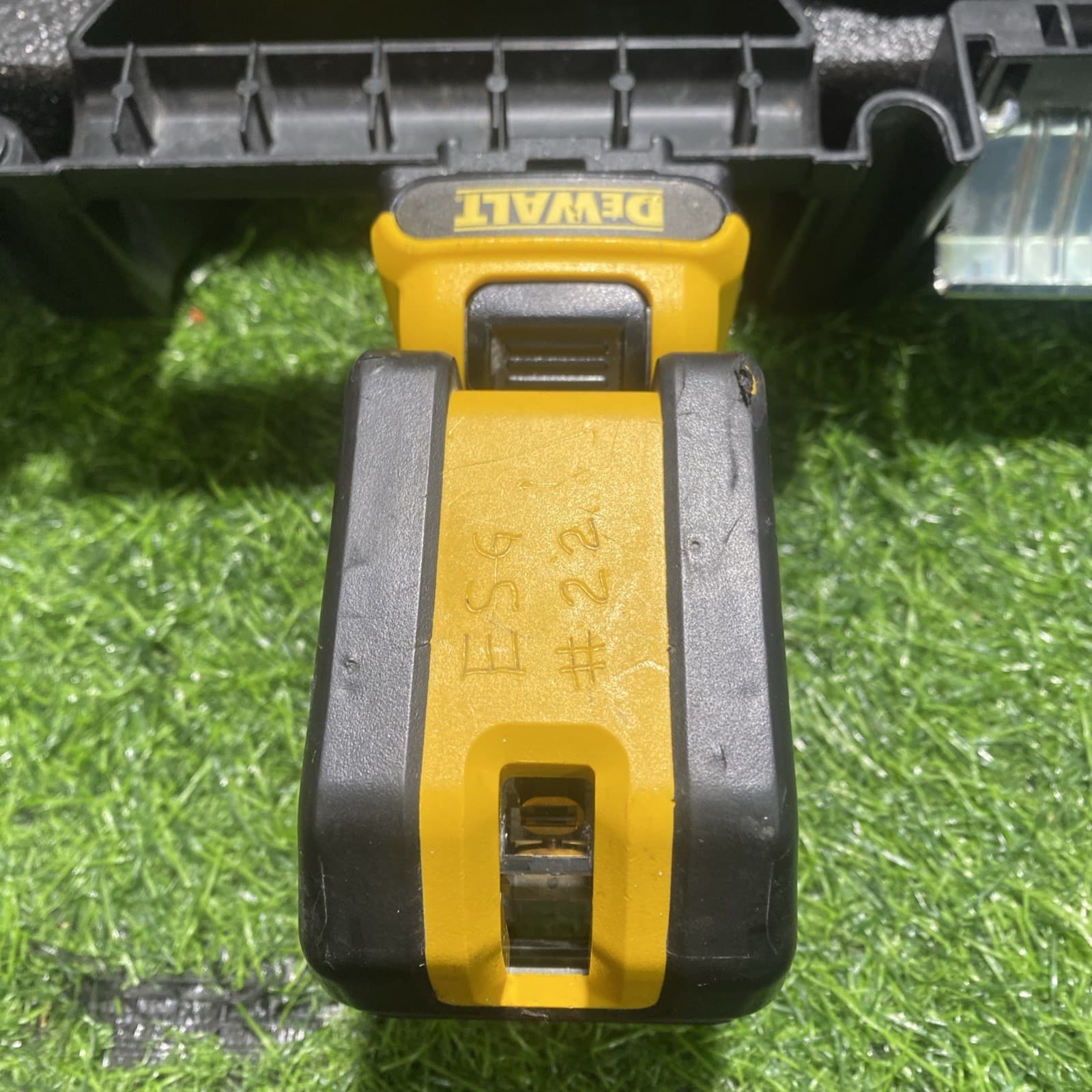 DeWALT DW0822LG 12V 2-Spot Cross Line Green Laser DCB107 Charger DCB127 Battery 5