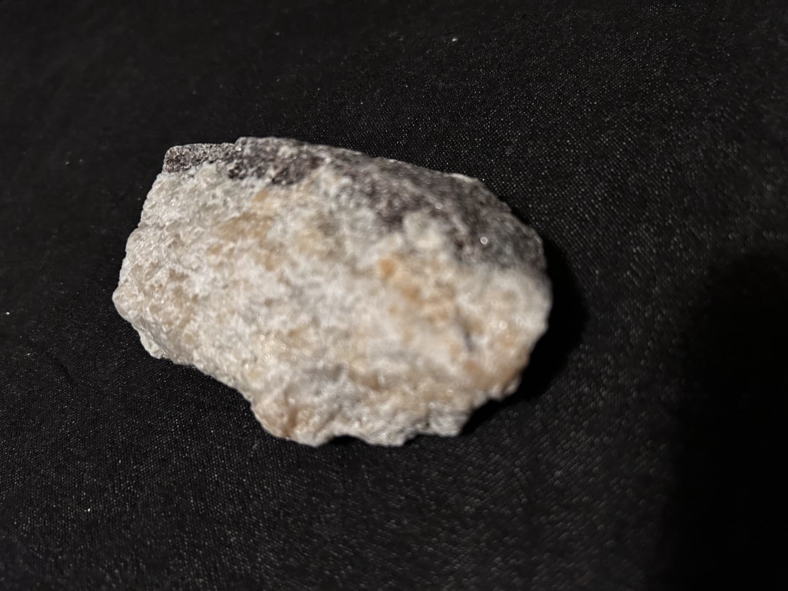 KB: SW FL BRIGHT!! BLUE/WHITE SCHEELITE XLINE. ON GNEISS YUNNAN PROVINCE, CHINA 4