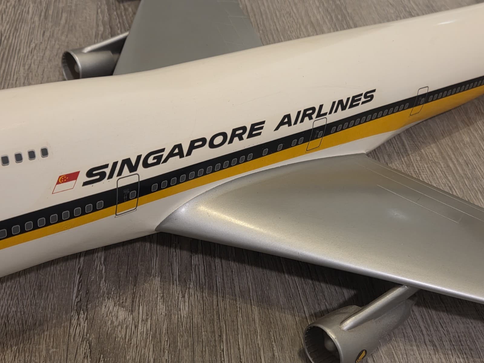 Singapore Airlines Boeing 747-200B Super B 1/100 Scale Aircraft Model 9V-SQL 3