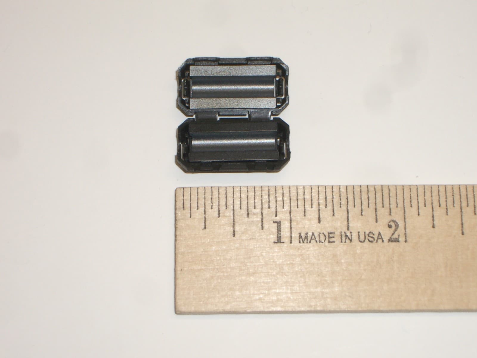 LAIRD 28A0350 2x SMALL 0.13" SNAP-ON FERRITE EMI NOISE FILTER SUPPRESSION CHOKE 4