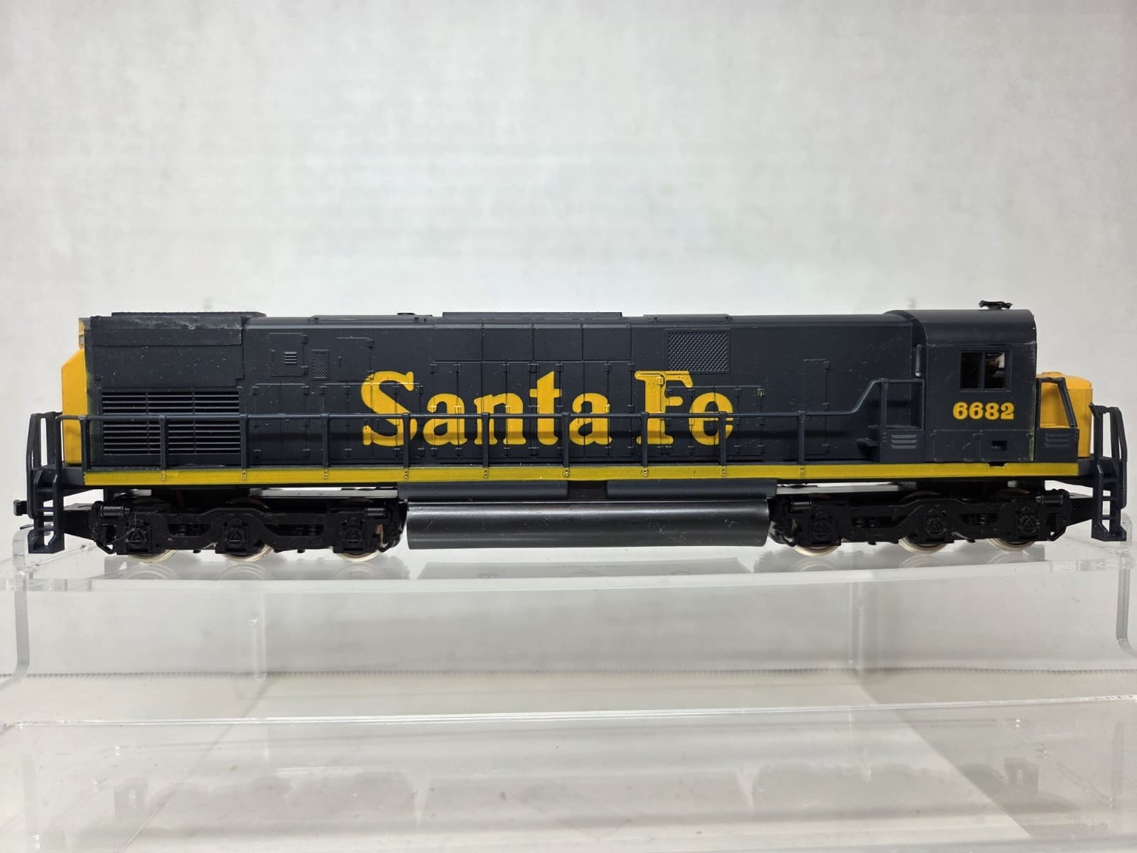 HO Life-Like Diesel Santa Fe Powered Locomotive #6682 Tested! New! 4