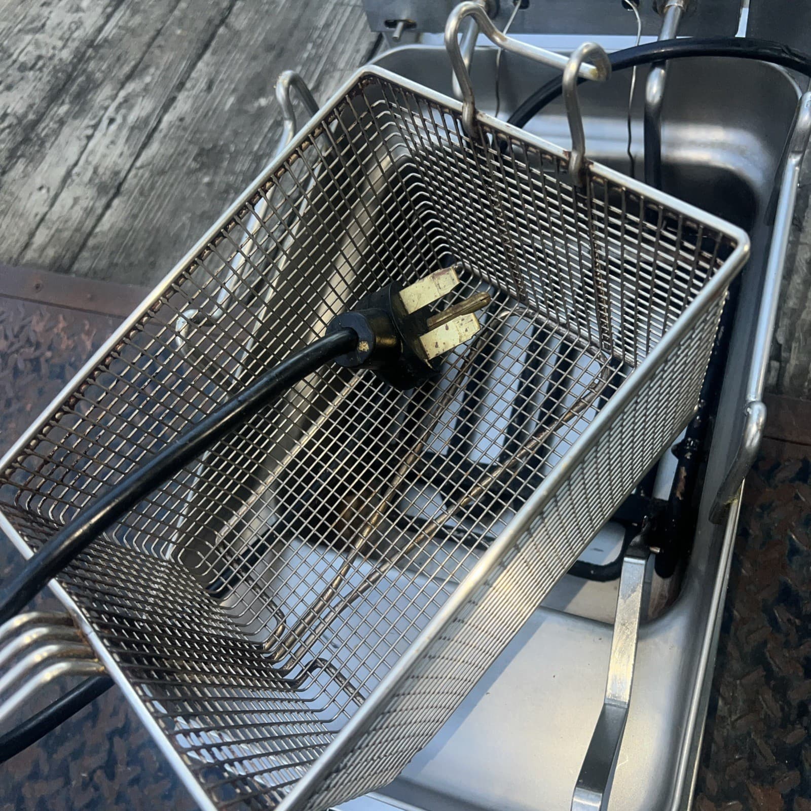 Wells 5E-F15CY 15 lb. Electric Countertop Fryer - 208-240V, 4319/5750W BB 5