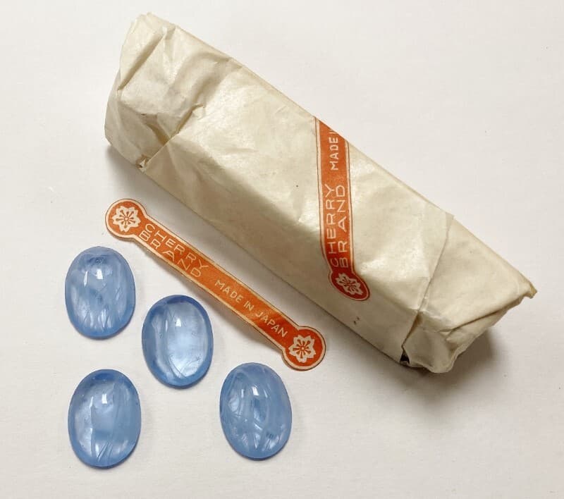 18 VINTAGE GLASS LIGHT SAPPHIRE MARBLE 20x15mm. OVAL CABOCHONS - FULL PACK 6958P