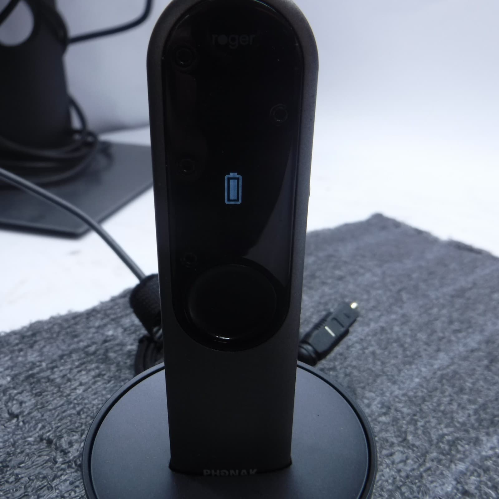 PHONAK ROGER On iN V2 MICROPHONE TRANSMITTER RECHARGEABLE W/BASE & COVER T13 E7 2