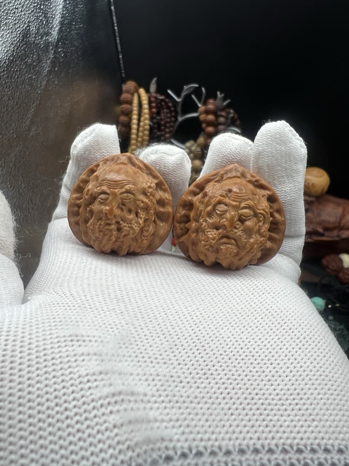 Pair of Hand Carved Bodhidharma Chinese Health Walnut金公子核桃单面雕刻达摩祖师 36.5×32×35mm