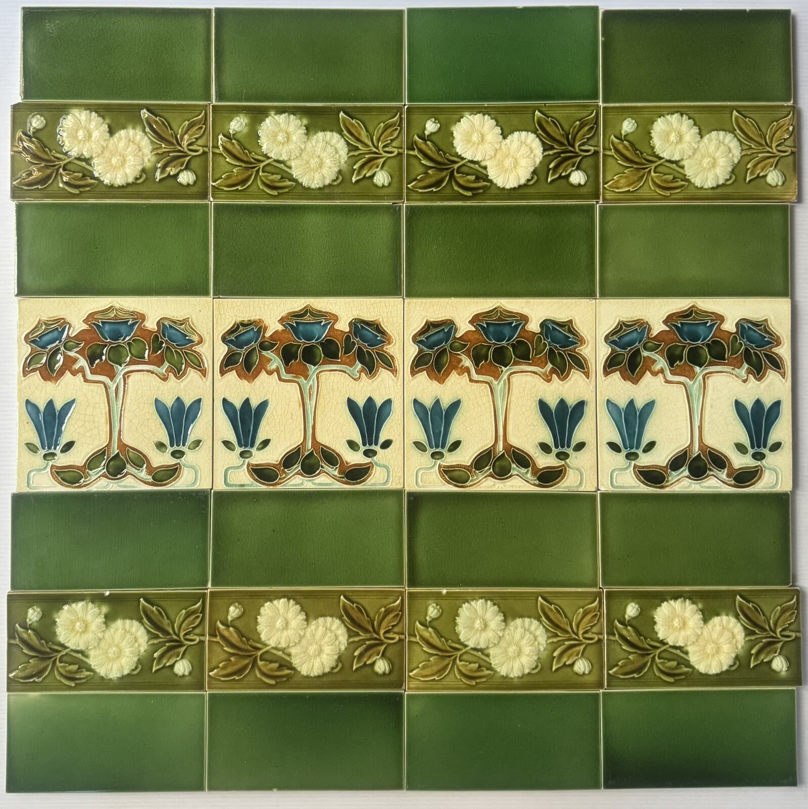 28 ENGLAND - ANTIQUE ART NOUVEAU MAJOLICA TILE c1900