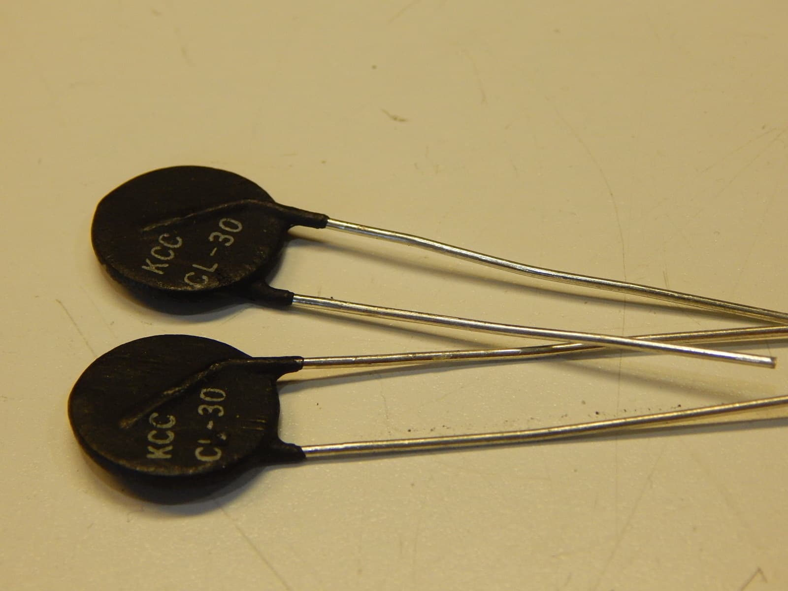 (2) CL-30 THERMISTOR 2.5 OHMS 8A RMS RADIAL LEADED - LOT OF 2 THERMISTORS