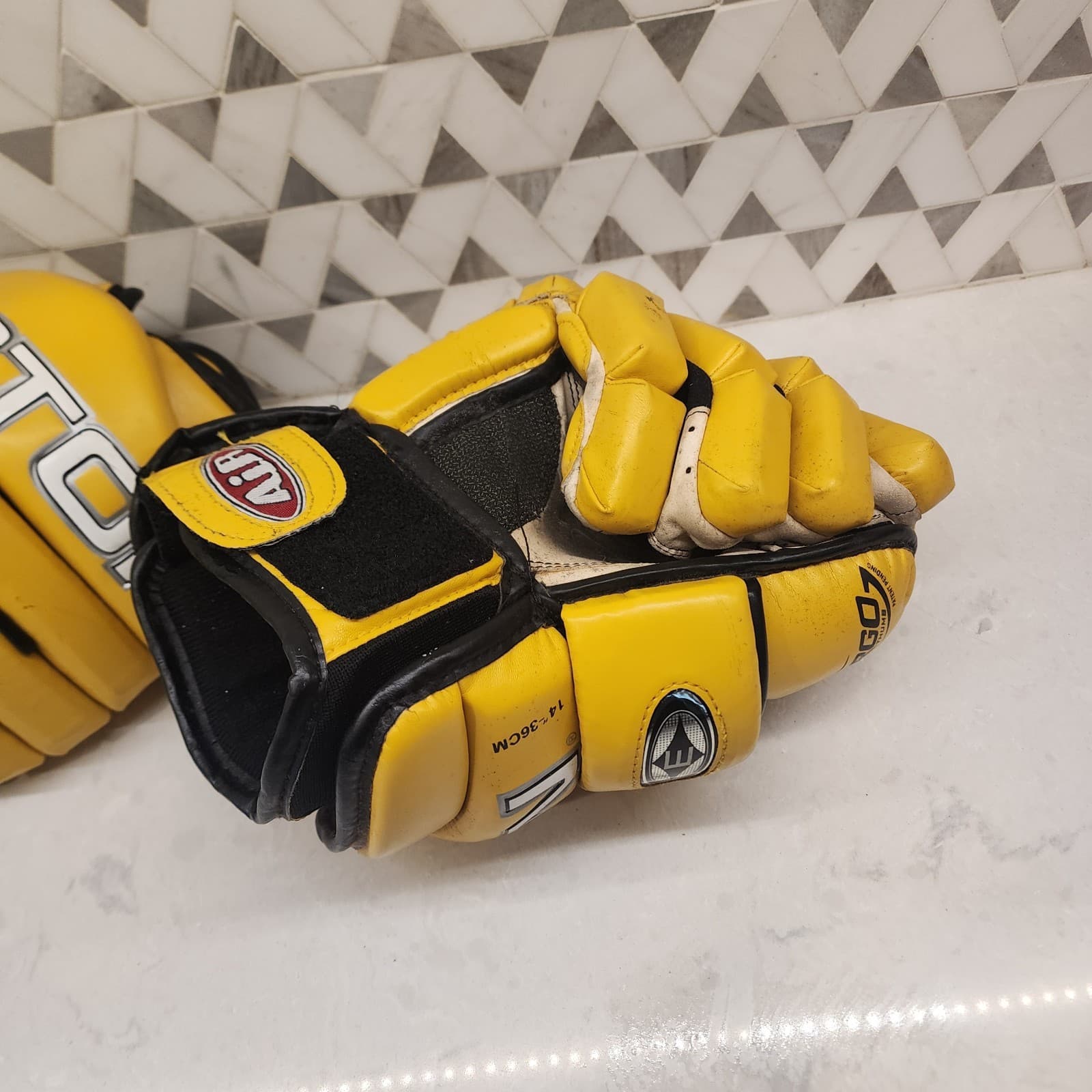 Vintage Easton Synergy Ergo Air Hockey Gloves 14"-36cm Seniors Glove Yellow 4
