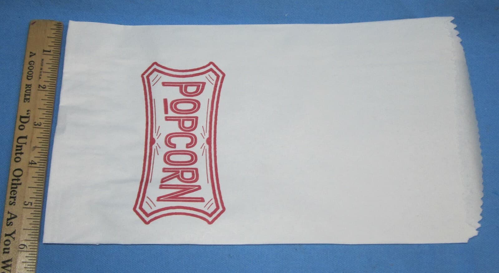 a Box of 500 Popcorn Bags, 1.5oz Bags 3