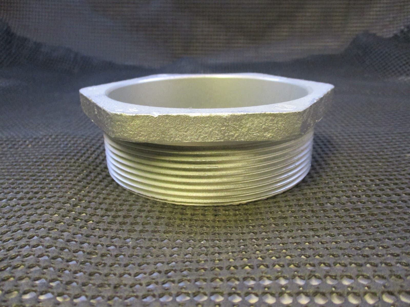 CROUSE HINDS 59  MALLEABLE IRON 4" CONDUIT CHASE NIPPLE 6