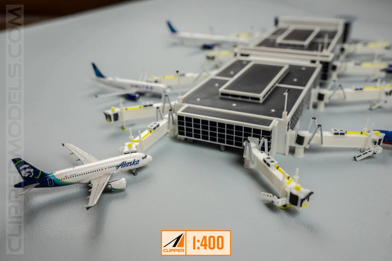 1:400 Model Airport Terminal/ Concourse V2 | Clipper Models 4