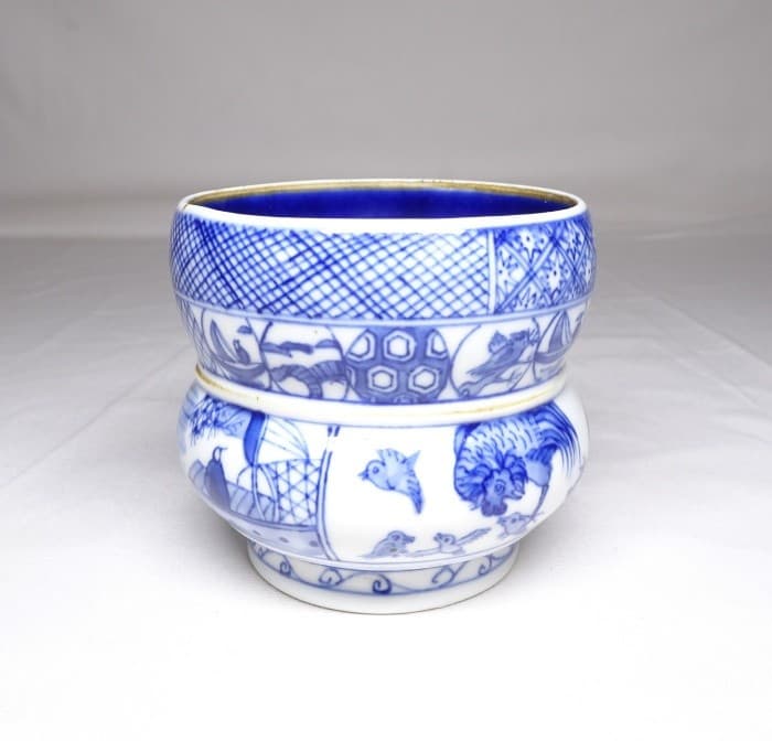 B0674: Japanese fine blue-and-white porcelain incense burner of popular SHONZUI 3