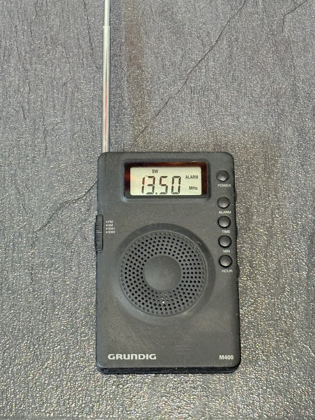 Grundig M400 AM/FM/SW 1-2 World Radio Black Working STICKY 2